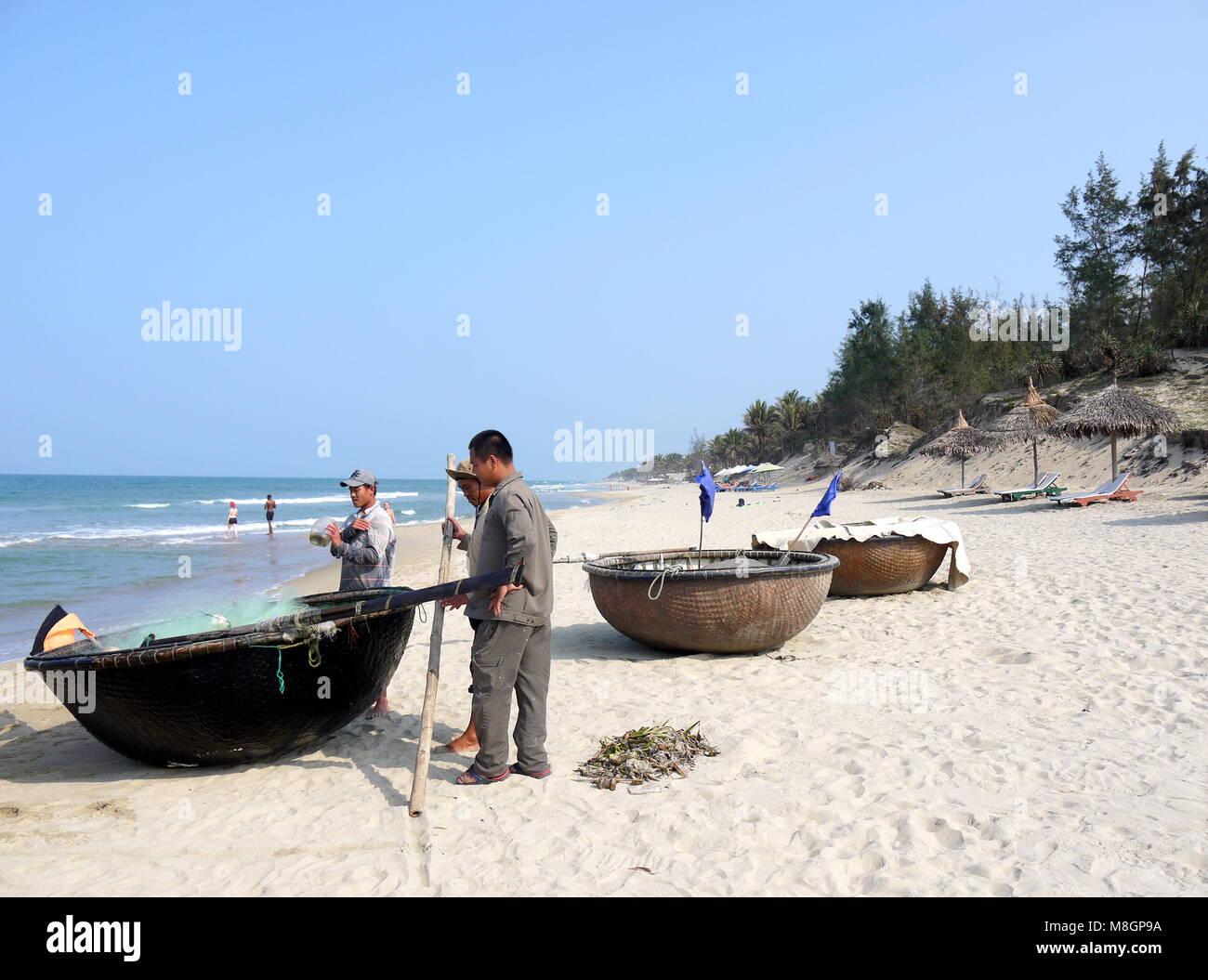 Hoi An, Da nang, Vietnam - 16 mars 2018 : retour des pêcheurs de la pêche à l'aide traditionnelle vietnamienne tour voile sur une belle journée à la plage Banque D'Images
