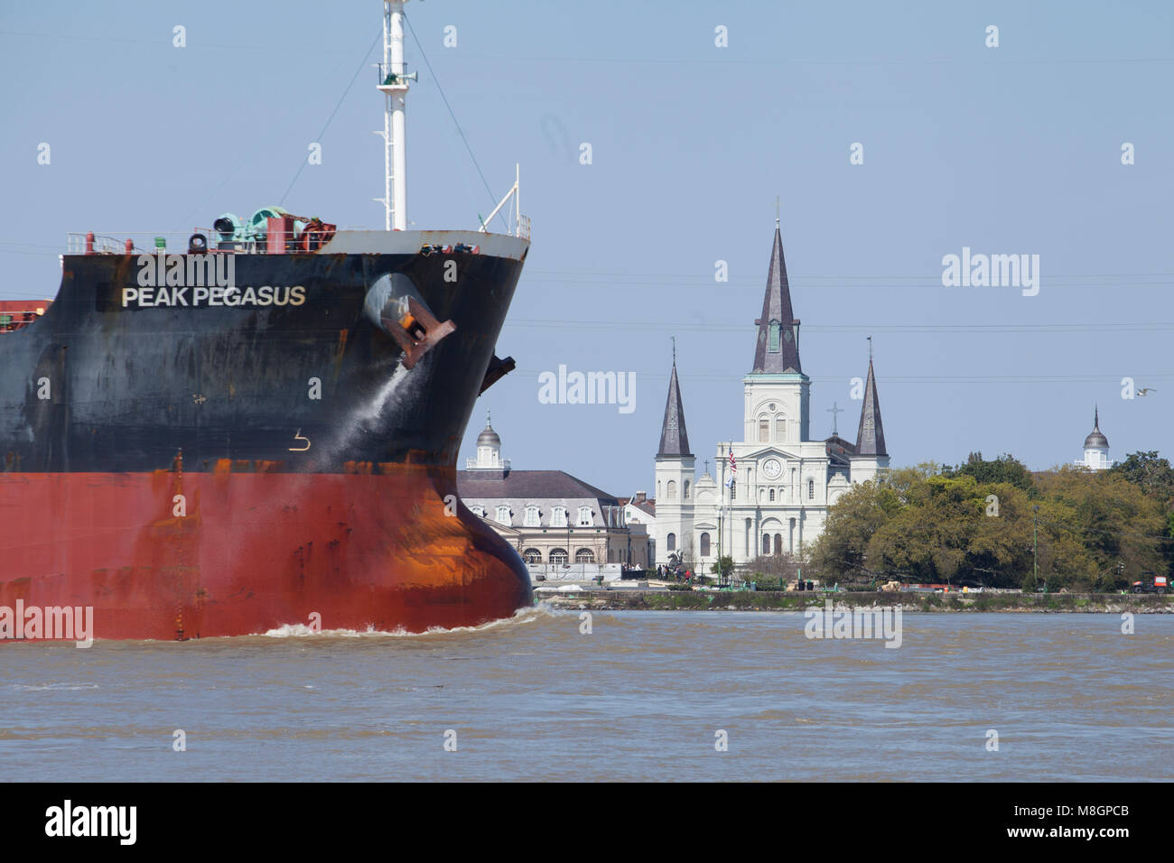 Un navire passe Cathédrale St Louis à New Orleans French Quarter' 14 Mars comme il se dirige vers l'aval avec le fleuve Mississippi d'inondation. Banque D'Images