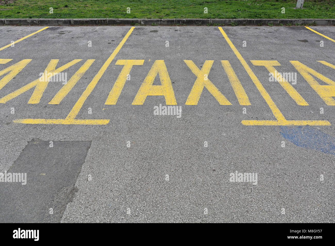 Place de stationnement taxi jaune signe à Street Banque D'Images