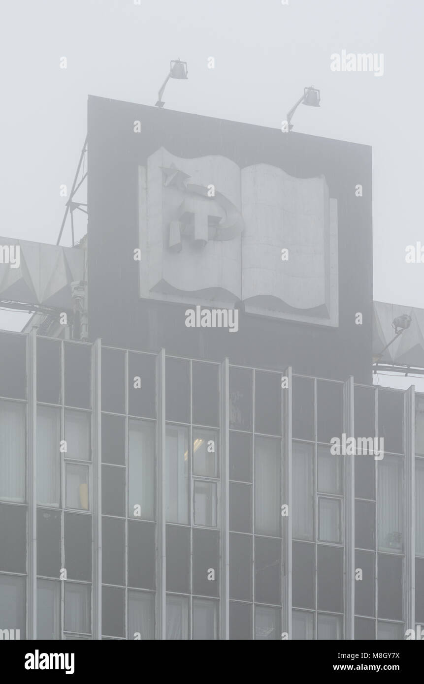 Minsk, Belarus - Mars 13, 2018 : pancarte-décoration avec des symboles soviétique (faucille, marteau, star) sur la construction de l'usine - Agate Control syst Banque D'Images