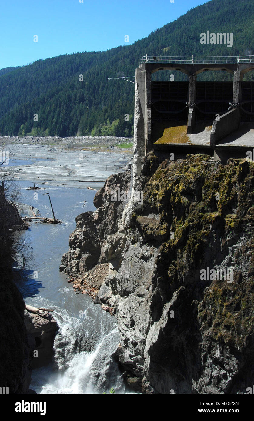 Glines canyon l'enlèvement du barrage de la rivière Elwha .projet barrage GLines Mai 2013 avec 30 à 40 pieds à gauche de barrage pour le retirer. Banque D'Images