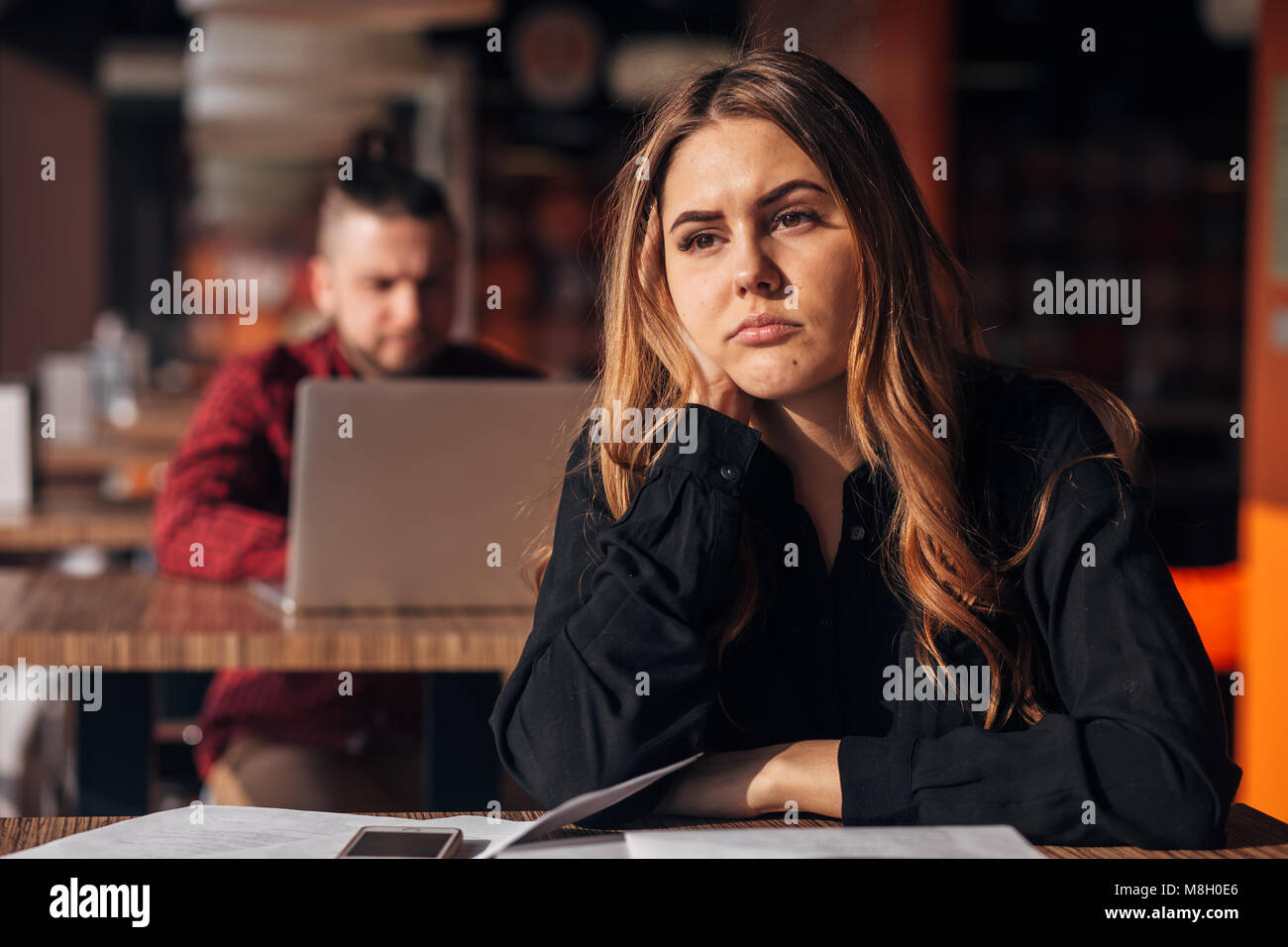 Two businesswomen ressemble malheureusement à la fenêtre dans le café Banque D'Images