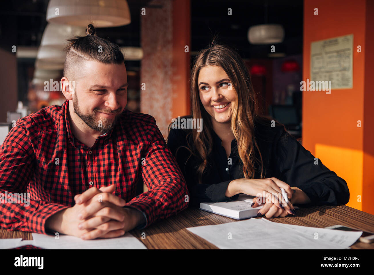 L'homme et la femme assise dans le café ensemble, déjeuner d'affaires frein de stationnement Banque D'Images