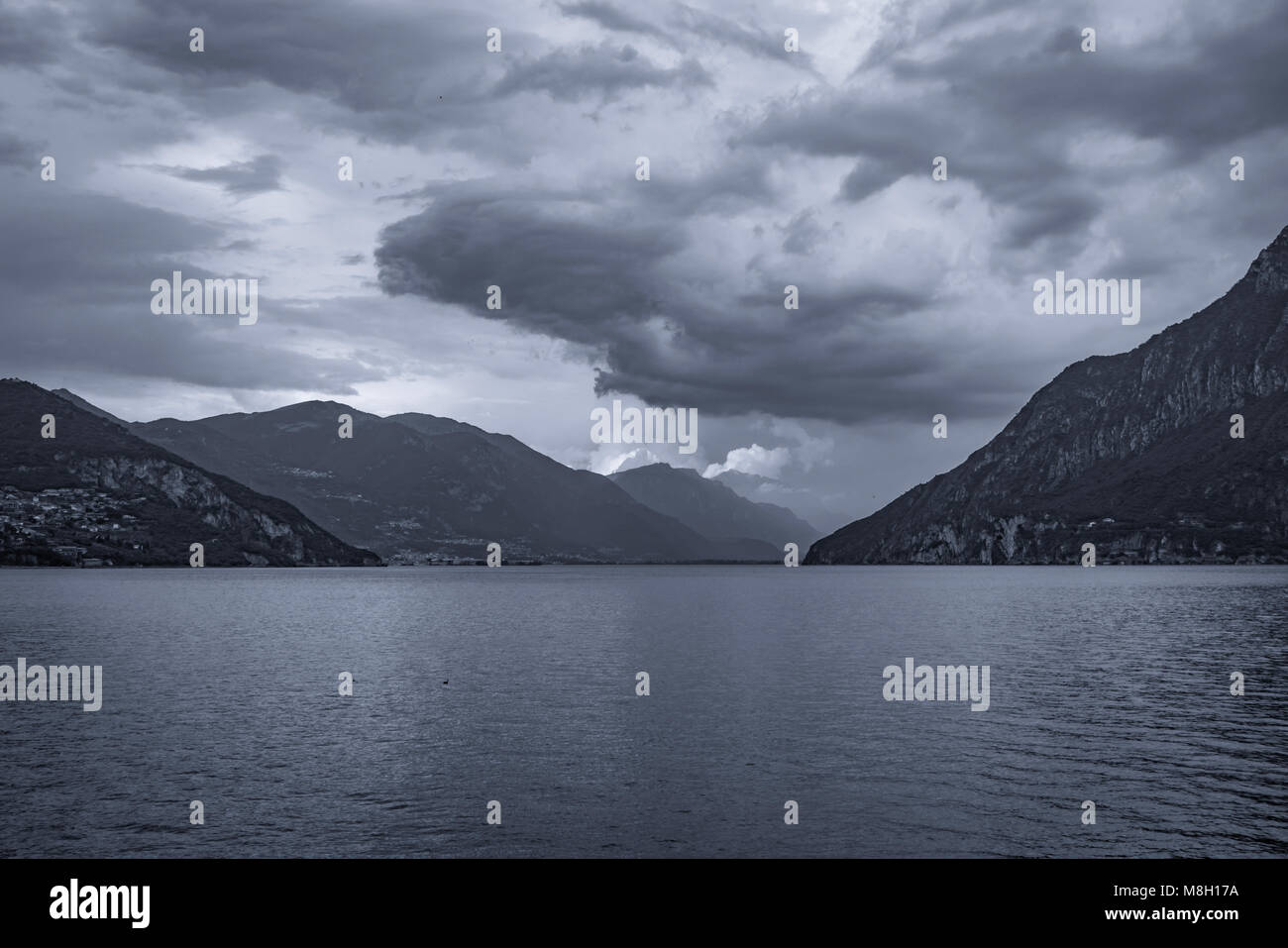 Tempête d'été sur le lac - Lago d'Iseo - Italie Banque D'Images