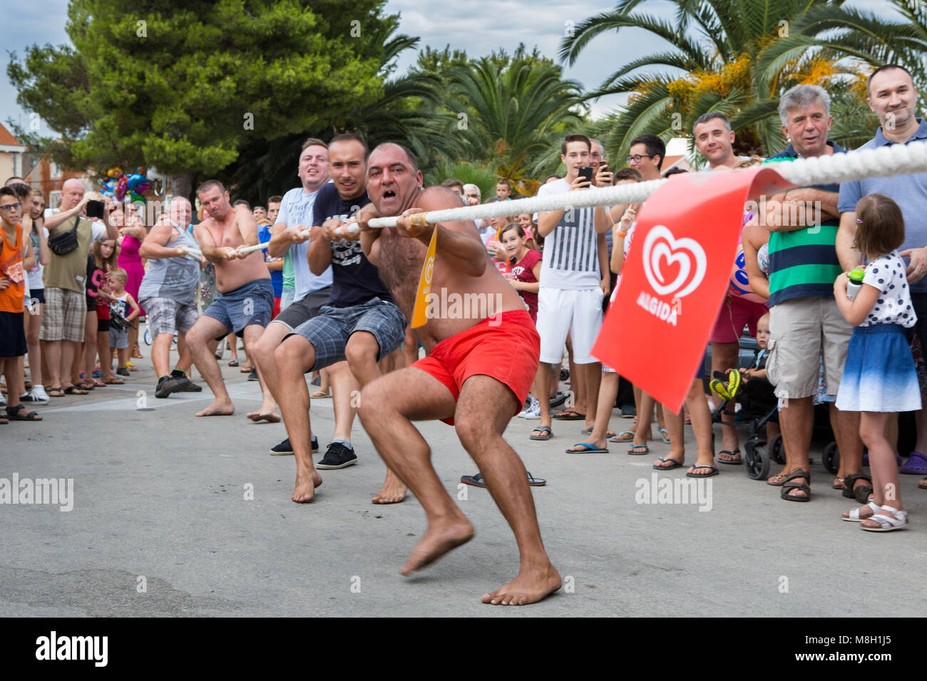 En tirant la corde au concours "Notre Dame de la neige, la fête en place Kukljica sur île de Ugljan, Croatie Banque D'Images