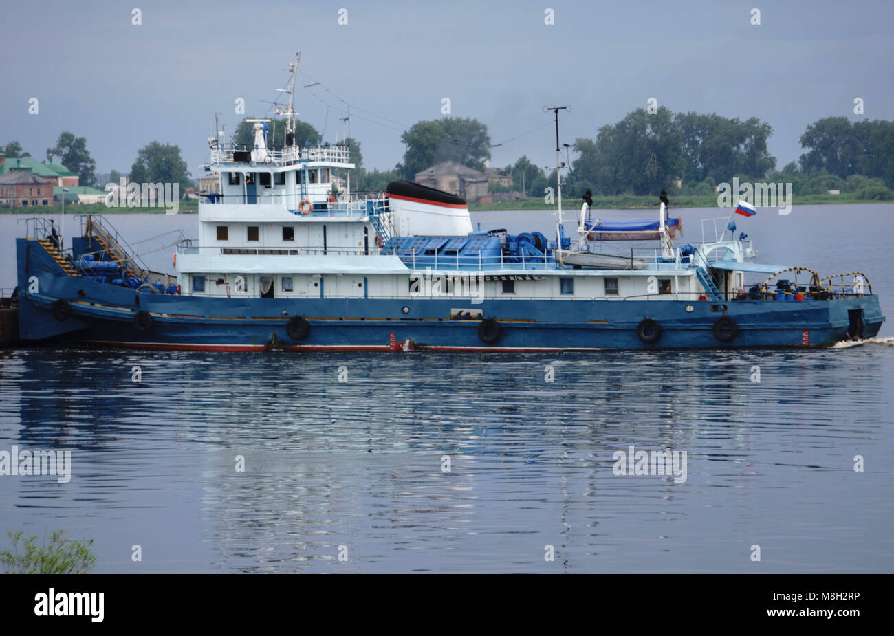 Remorqueur russe poussant une barge sur l'eau Banque D'Images