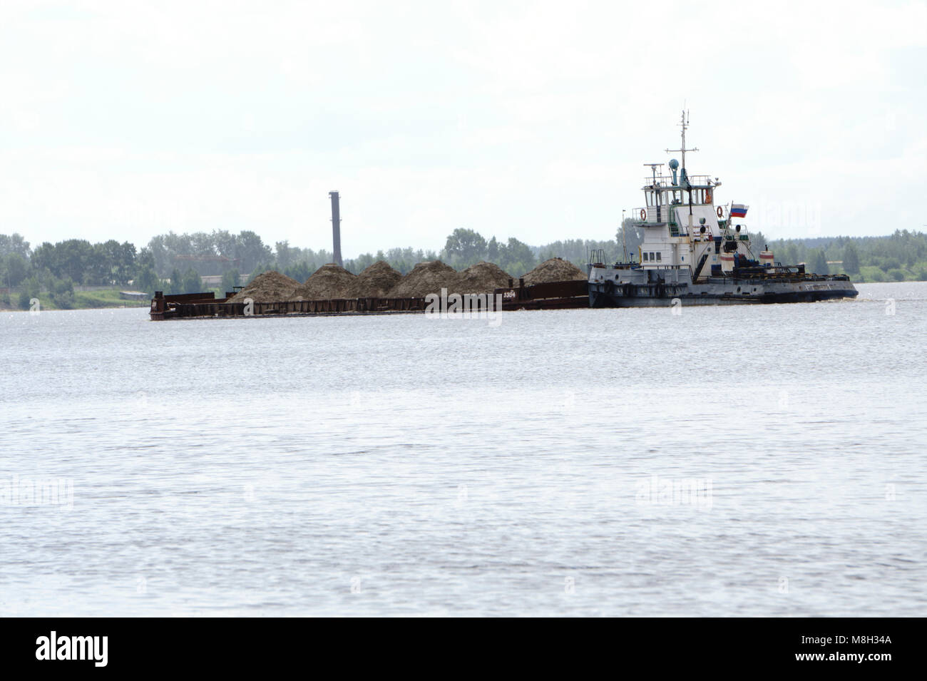 Grande barge russe avec du sable sur la rivière pour faire face Banque D'Images