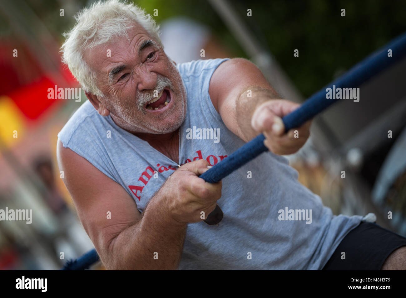 En tirant la corde au concours 'Tunuara' fête en place Kali sur l'île de Ugljan, Croatie Banque D'Images