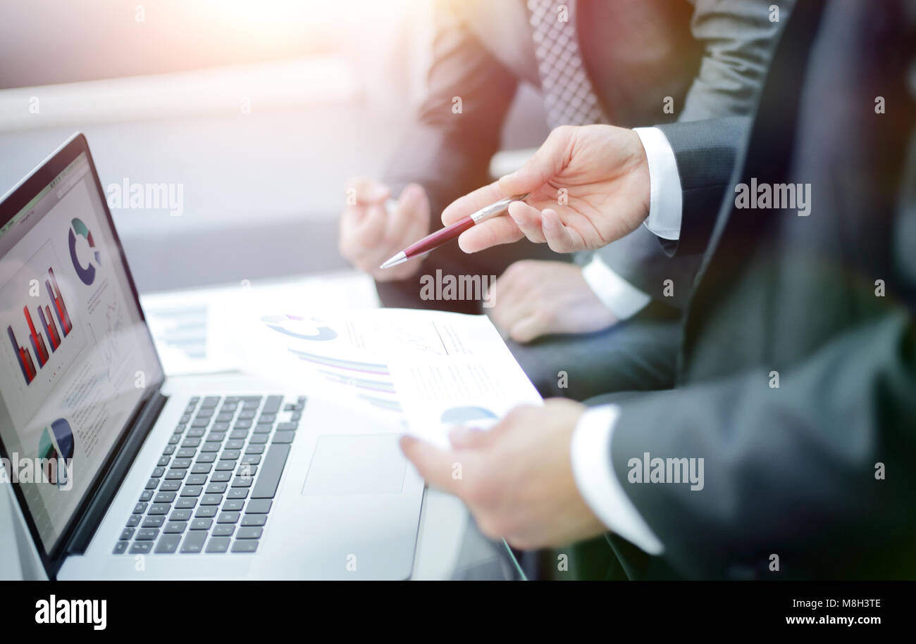 Les mains de l'équipe Entreprises à travailler avec les rapports financiers Banque D'Images