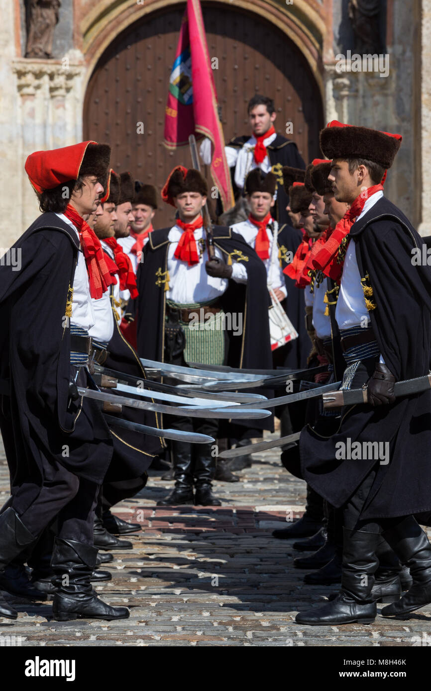 Régiment de la garde d'honneur lors du changement de cravat en face de l'église Saint Marc à Zagreb, Croatie Banque D'Images