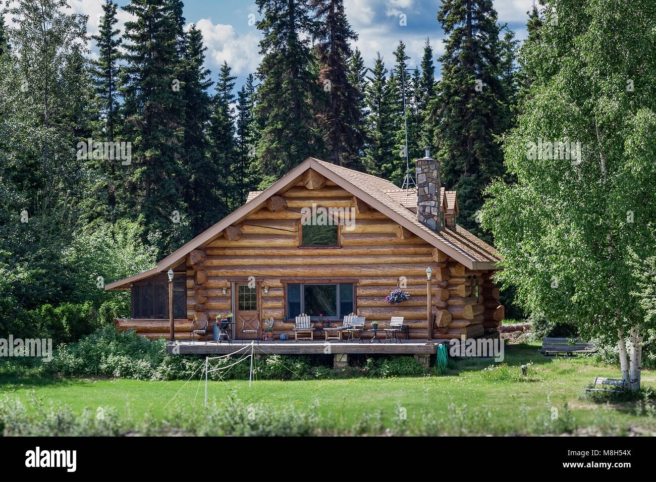 Log cabin home sur les rives de la rivière Chena, Fairbanks, Alaska, USA. Banque D'Images