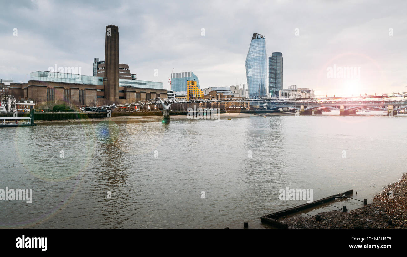 Vue depuis le côté nord de la Tamise à l'égard des piétons traversant le pont du Millénaire menant à Tate Modern - Londres, Angleterre, Royaume-Uni. Banque D'Images