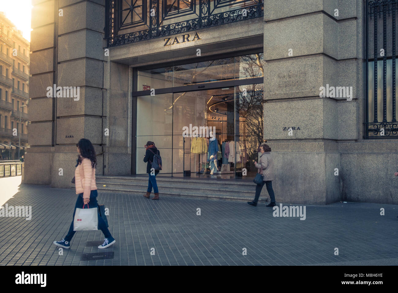 Barcelone, Espagne. Février 2018 : les gens marcher en face de Zara shop windows en centre-ville de Barcelone, Plaza Catalunya, considérée comme le centre-ville. Co Banque D'Images