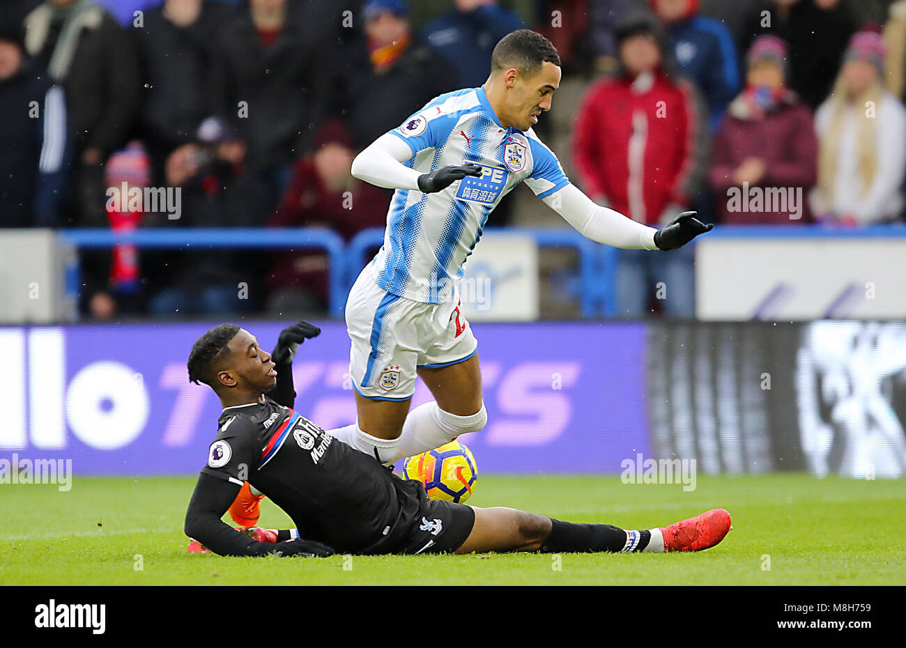 Jeffrey Schlupp du Crystal Palace (à gauche) annonce Huddersfield Town's Tom Ince bataille pour la balle durant le premier match de championnat à la John Smith's Stadium, Huddersfield. Banque D'Images