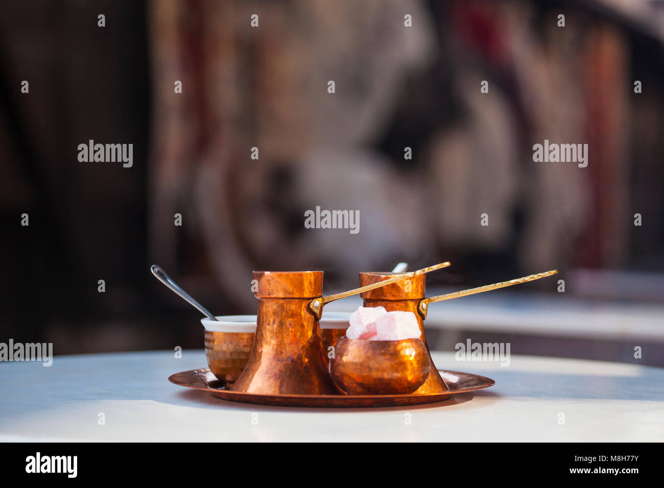 Café bosniaque traditionnel servi avec délices traditionnels dans un café Banque D'Images