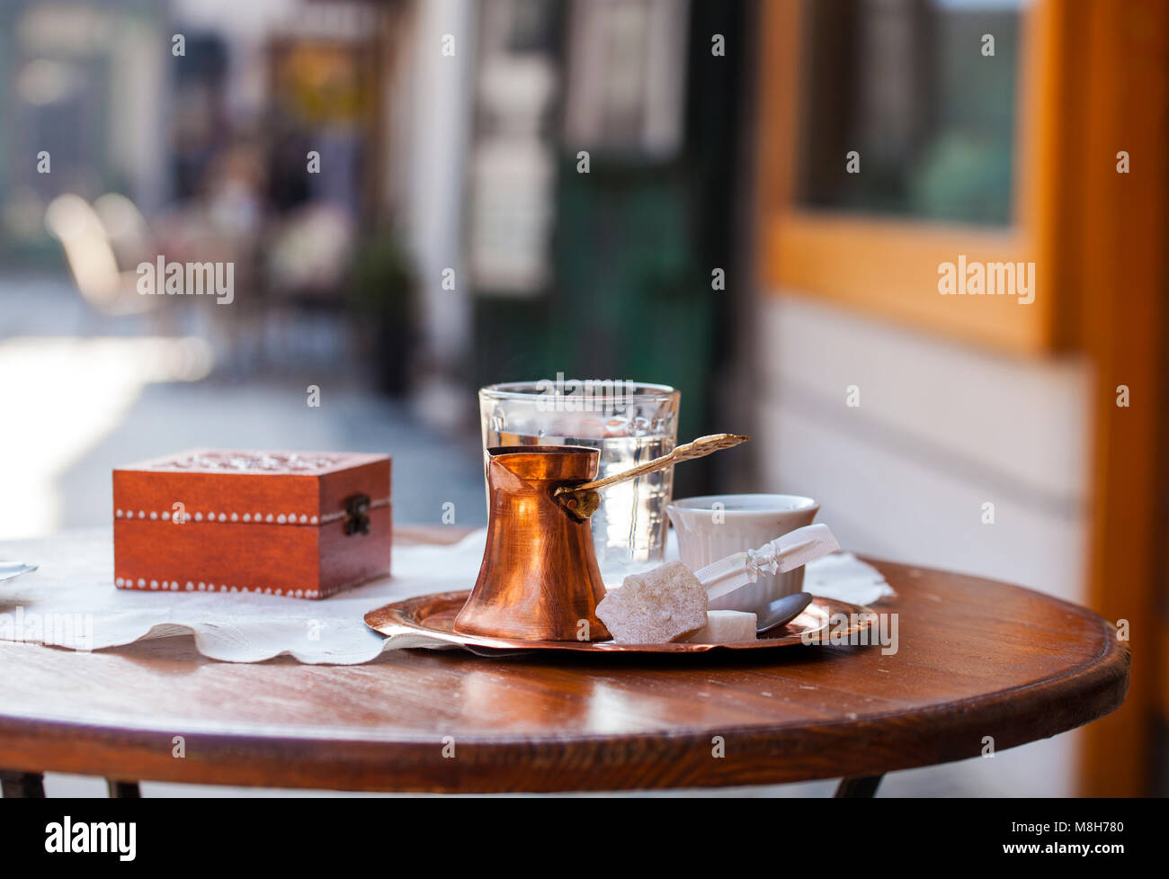 Café bosniaque traditionnel servi avec délices traditionnels dans un café Banque D'Images