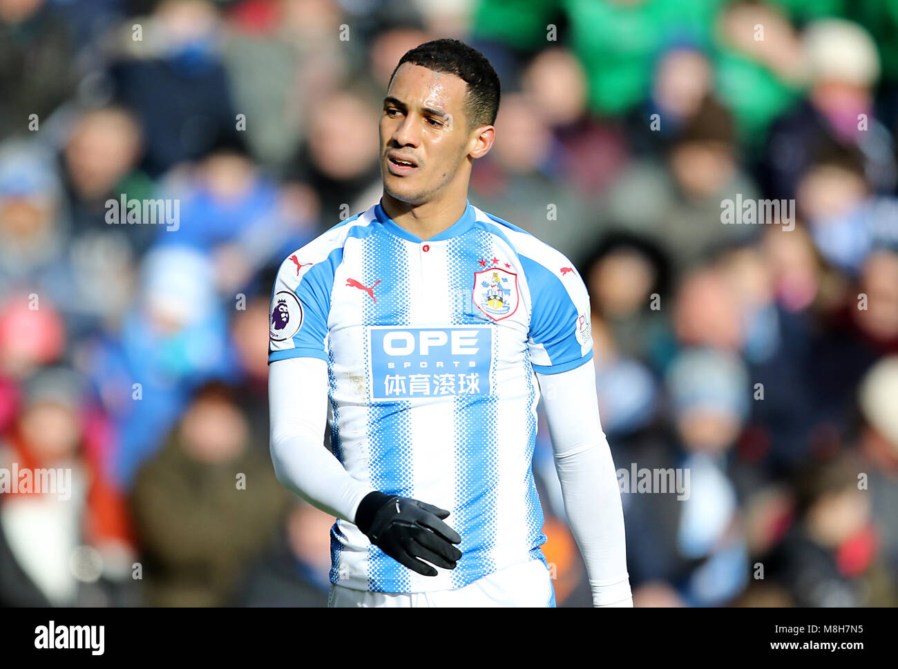 Huddersfield Town's Tom Ince au cours de la Premier League match à la John Smith's Stadium, Huddersfield. ASSOCIATION DE PRESSE Photo. Photo date : Samedi 17 Mars, 2018. Voir l'ACTIVITÉ DE SOCCER histoire Huddersfield. Crédit photo doit se lire : Richard Ventes/PA Wire. RESTRICTIONS : EDITORIAL N'utilisez que pas d'utilisation non autorisée avec l'audio, vidéo, données, listes de luminaire, club ou la Ligue de logos ou services 'live'. En ligne De-match utilisation limitée à 75 images, aucune émulation. Aucune utilisation de pari, de jeux ou d'un club ou la ligue/dvd publications. Banque D'Images