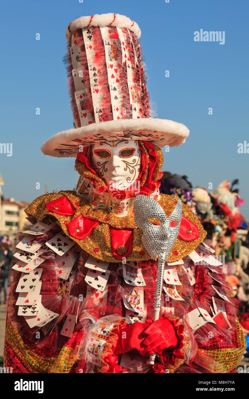 Un fou, fou médiéval ou joker aussi, dans un beau costume robe colorée et masque au Carnaval de Venise, Carnaval de Venise, Italie Banque D'Images