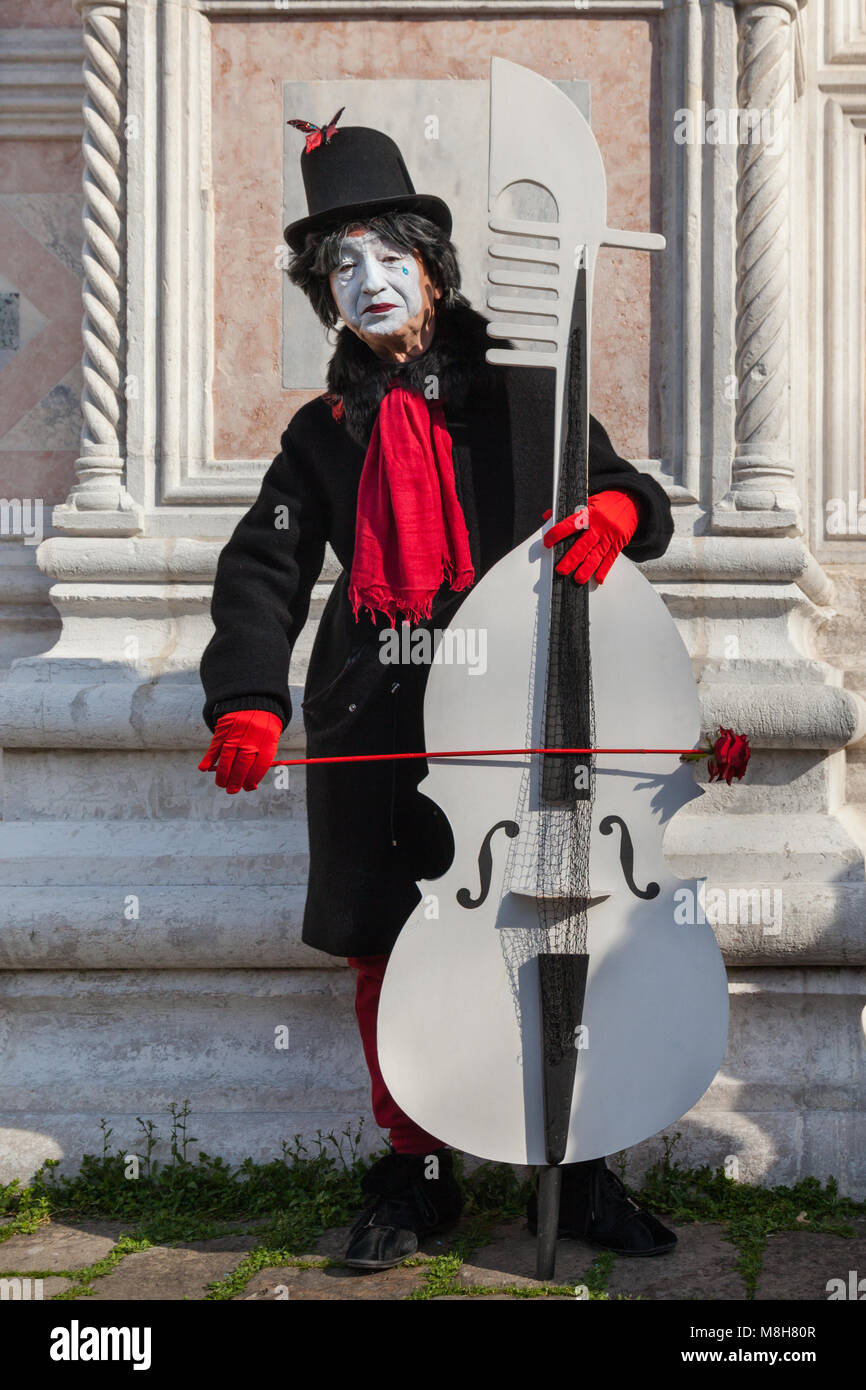 Un pierrot ou pierot triste clown personnage de commedia dell'arte en costume de fantaisie, jouant une base au carnaval de Venise, Carnivale di Venezia, Italie Banque D'Images