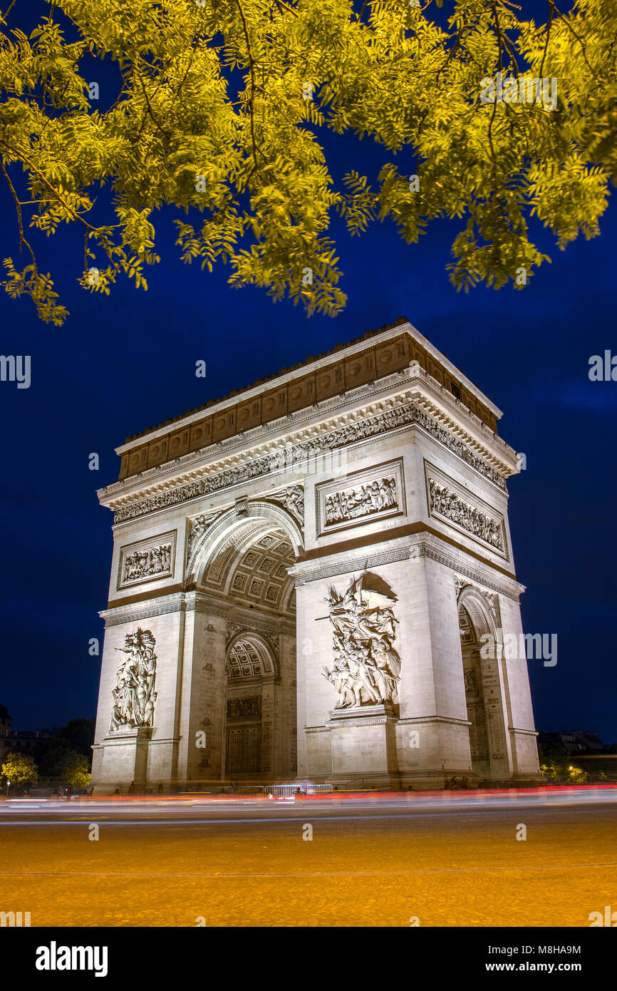 Ornement incroyable monument de l'Arc de Triomphe illuminé dans twilight à Paris Banque D'Images