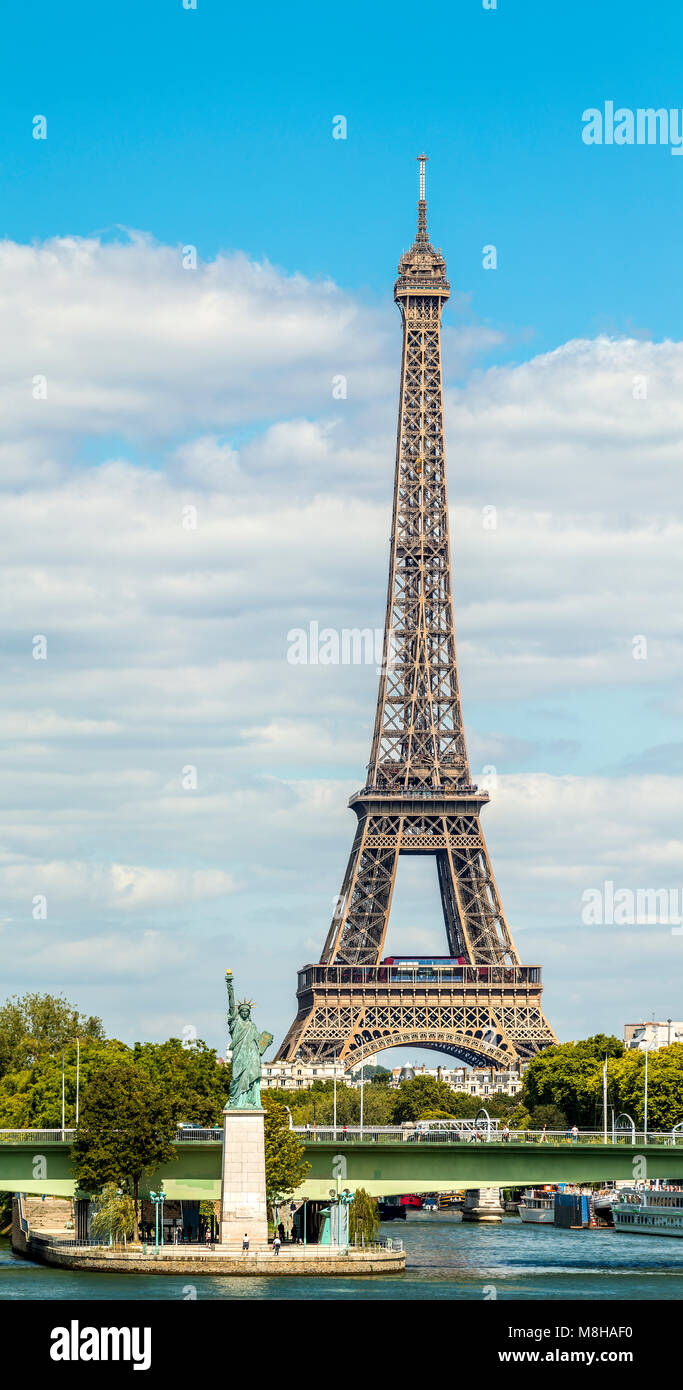 Vue de la Tour Eiffel avec statue de la liberté de copier sur l'île à Paris avec vue sur la ville sur l'arrière-plan Banque D'Images