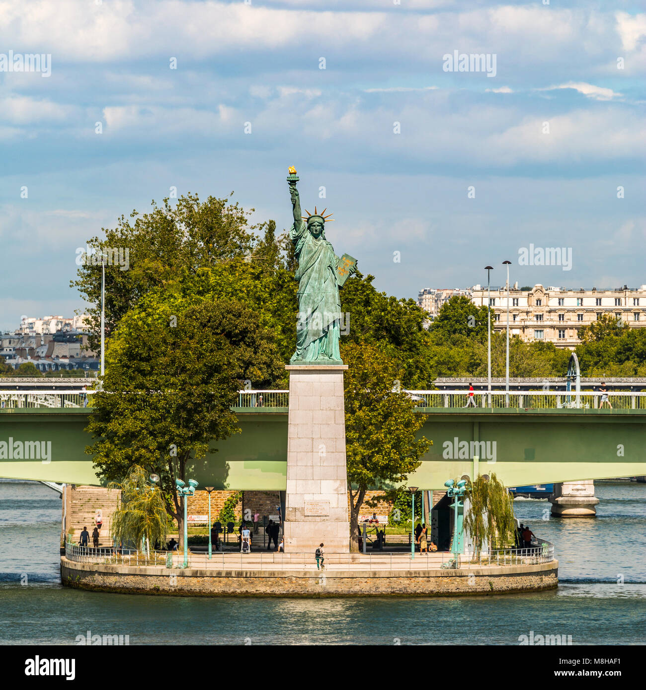 La statue de la liberté de copier sur l'île à Paris avec vue sur la ville sur l'arrière-plan Banque D'Images