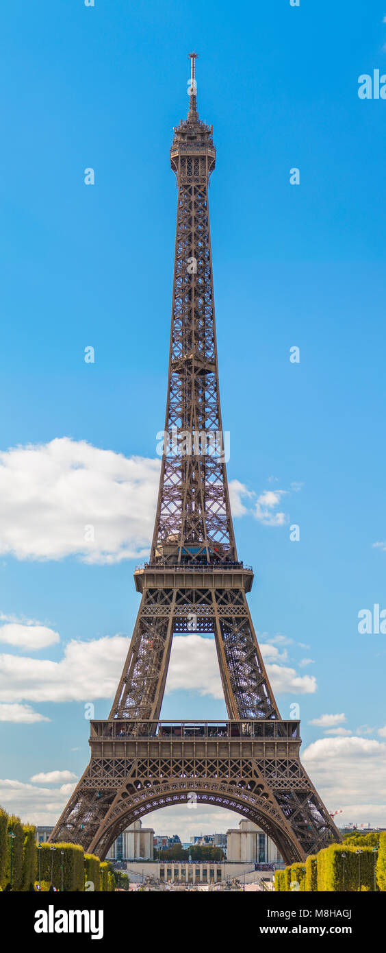 Belle vue de la tour Eiffel parmi les arbres verdoyants en été vert sur fond de ciel bleu Banque D'Images