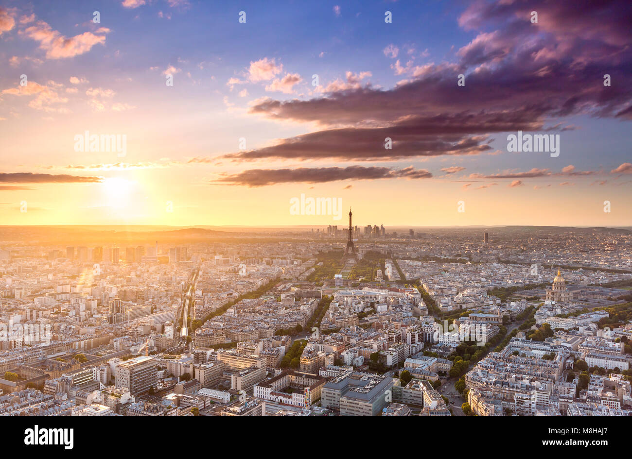 Vue aérienne de la pittoresque ville merveilleuse avec coucher du soleil lumière qui brille avec éclat dans ciel nuageux Banque D'Images