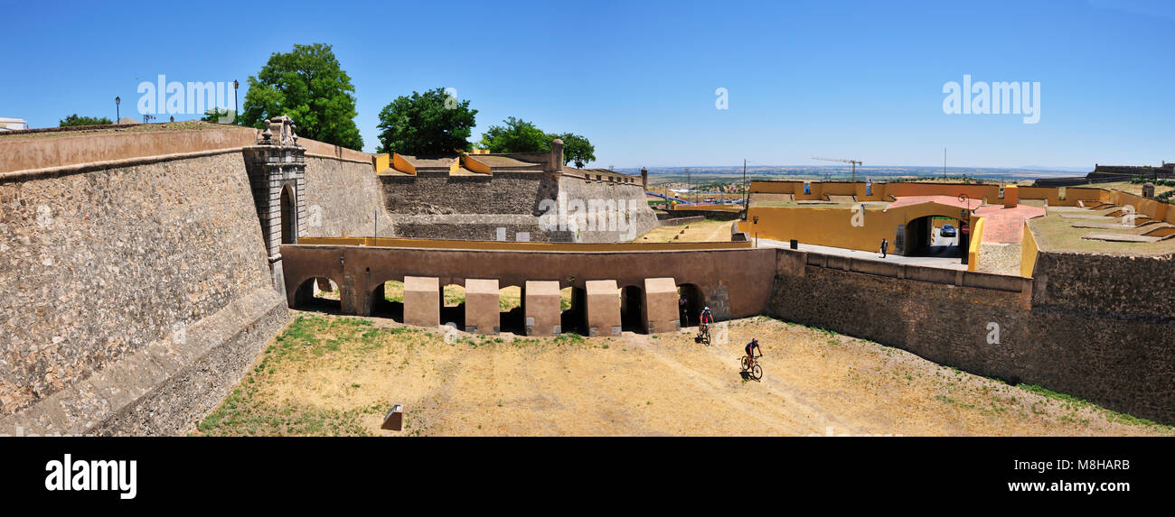 Olivença Gate, l'une des entrées du 17ème siècle pour aller à Elvas. Ces bastions entourent toute la ville, faisant d'eux le plus grand artillery fortif Banque D'Images