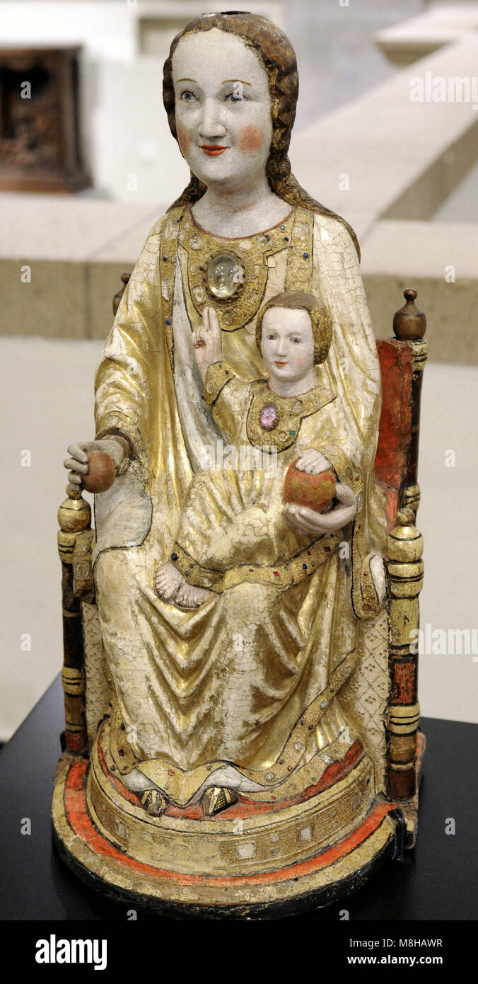 La Vierge Marie avec un cristal de roche. Cologne, 1220-1230 et de la première moitié du 14e siècle (polychromie). Chêne et noyer, polychrome. Schnütgen Museum. Cologne, Allemagne. Banque D'Images