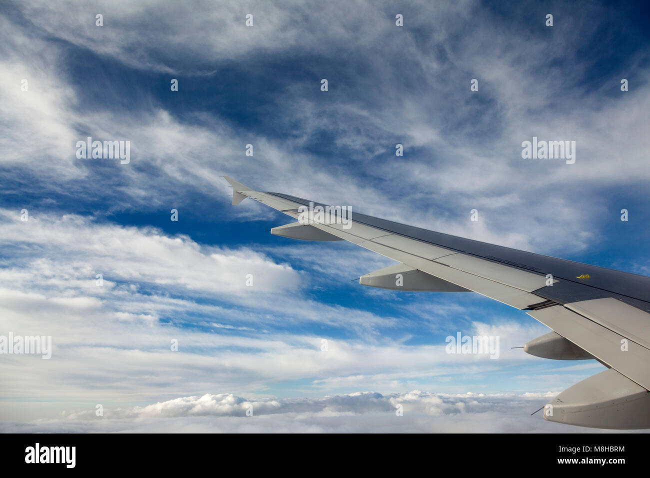 Vue depuis la fenêtre d'un avion, tout en volant au-dessus de la Suisse. Banque D'Images