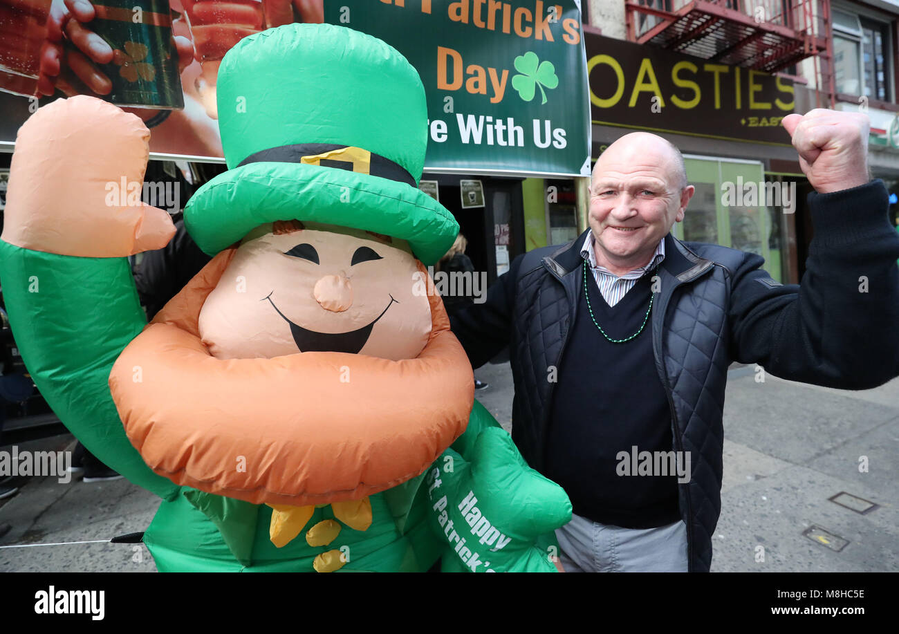 Andy O'Sullivan de Killarney Irlande célèbre la victoire du Grand Chelem de l'extérieur le cochon et Whistle pub irlandais de la ville de New York. Banque D'Images