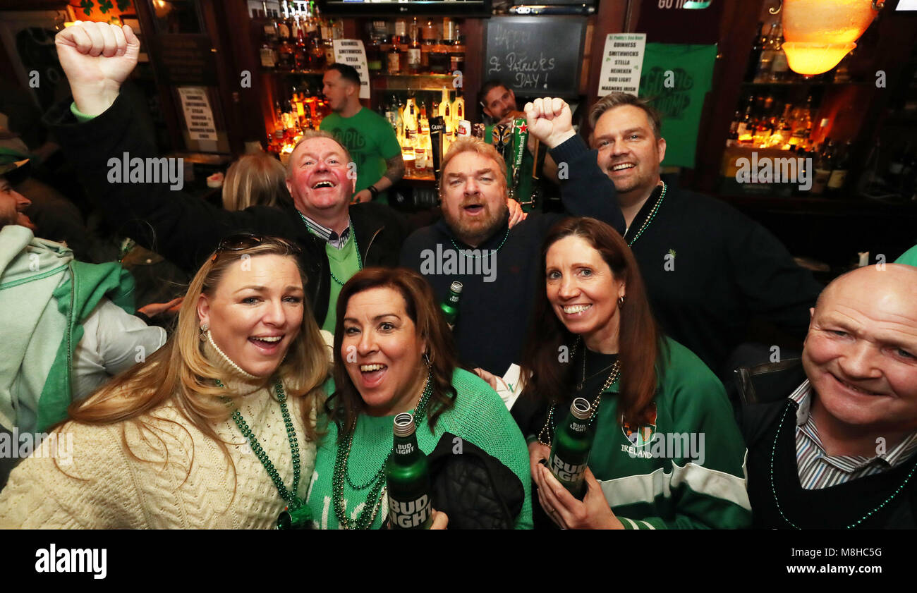 Andy O'Sullivan (droite) de Killarney et à sa famille l'Irlande en fête la victoire du Grand Chelem au Pig et Whistle pub irlandais de la ville de New York. Banque D'Images