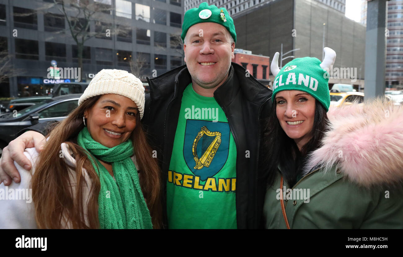 Fans de rugby irlandais de l'équipe de célébrer leur victoire en Grand Chelem à l'extérieur le cochon et Whistle pub irlandais de la ville de New York. Banque D'Images