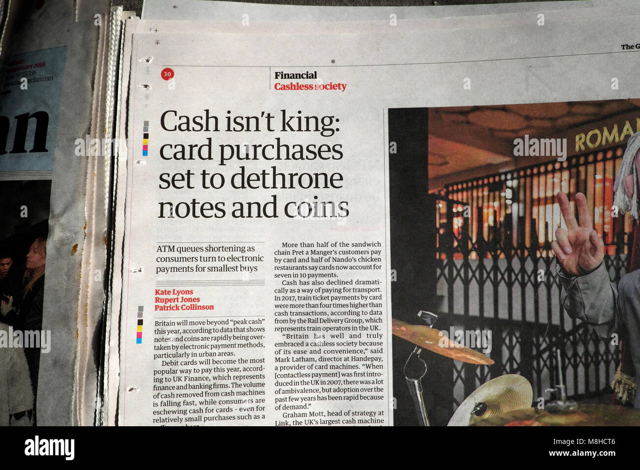 Guardian article de journal dans la partie financière de l'argent n'est pas king : jeu de carte d'achat de détrôner les billets et pièces' London England UK Banque D'Images