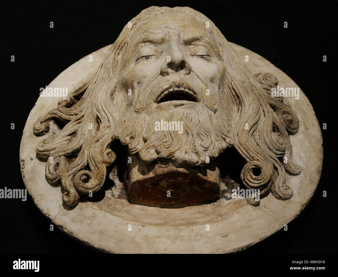 Chef de st. Jean le Baptiste sur un plateau. Rhénanie, c. 1480-1520. La pierre calcaire, restes de polychromie. Schnütgen Museum. Cologne, Allemagne. Banque D'Images