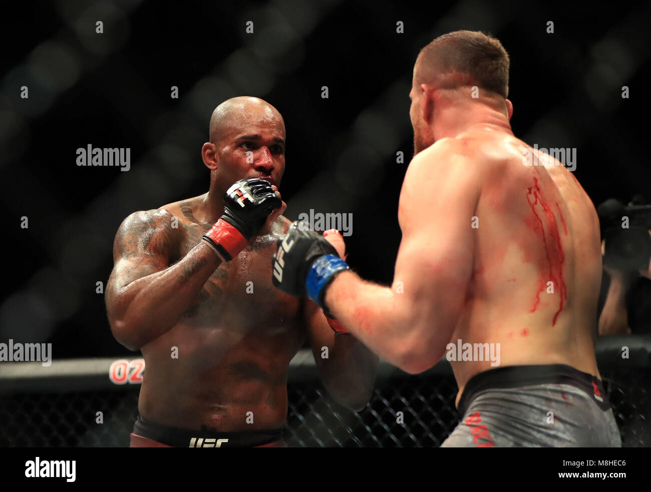 Jimi Manuwa (à gauche) en action contre Jan Blachowicz pendant leur lutte poids mi à l'O2 Arena, Londres. Banque D'Images