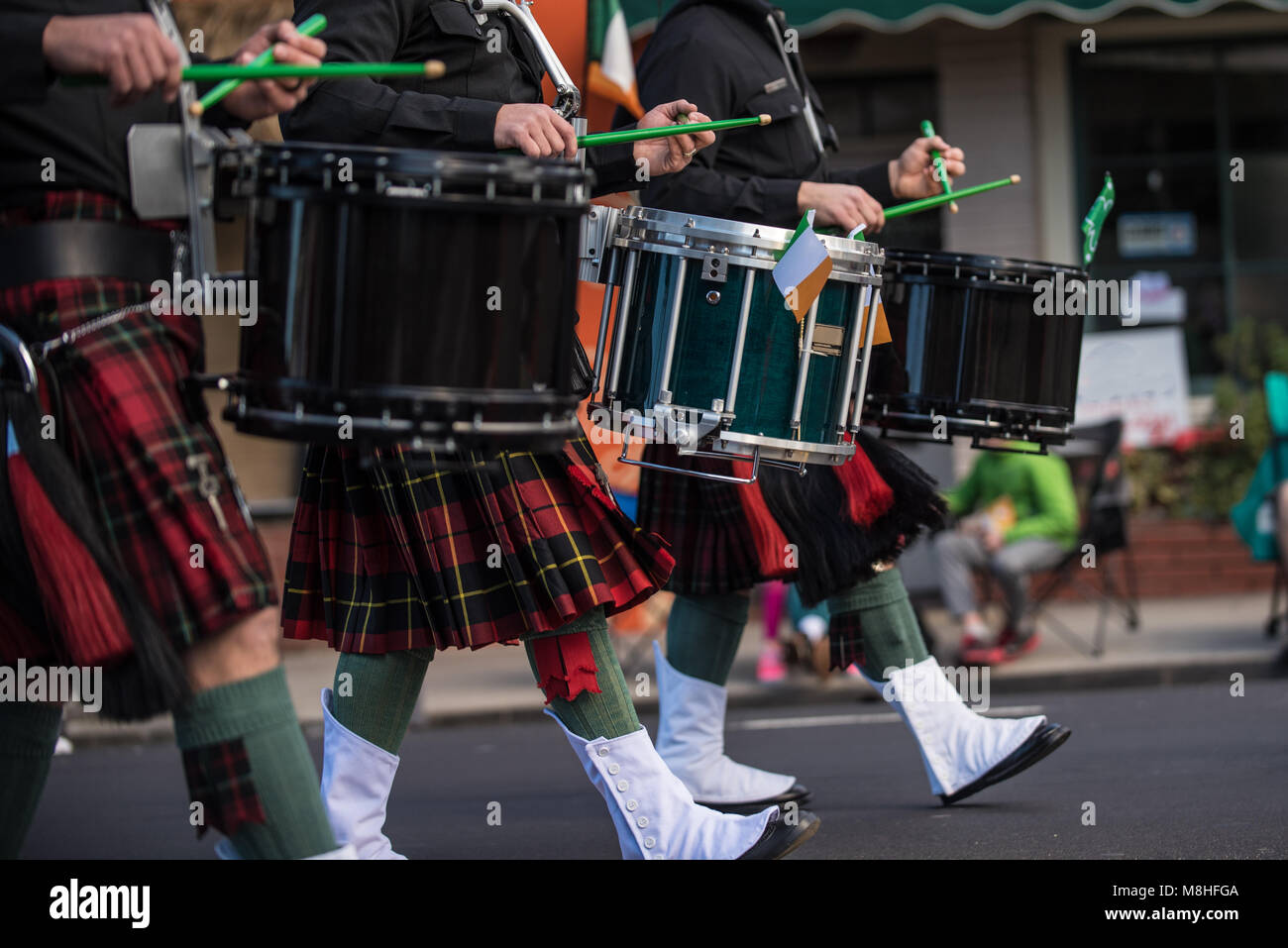 Saint Patrick Day Irish Marching Band Drum line dans l'étape de blocage bien que les kilts et guêtres. Banque D'Images