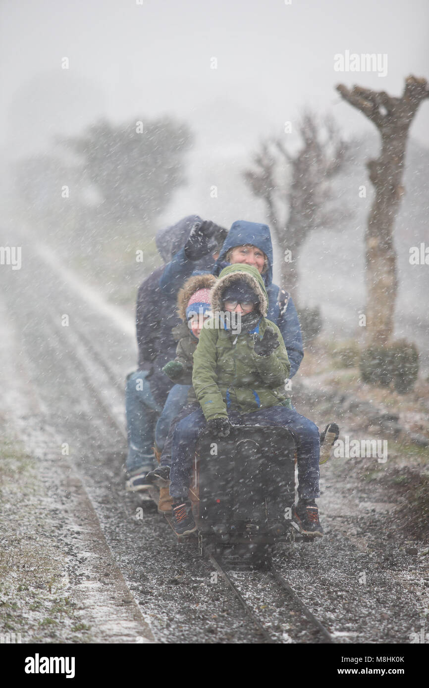 Kidderminster, UK. 17 mars, 2018. Météo France : comme la Severn Valley Railway célèbre la réussite d'un "printemps Week-end de Gala', les amateurs de trains de l'expérience des conditions hivernales tout au long de la journée. Malgré une forte, très froid, les vents de l'Est conduisant à un refroidissement éolien important, rien n'arrête les amateurs de chemin de fer (de tous âges !) profitant de l'héritage britannique de fer. Une famille britannique isolés sont capturés à l'extérieur dans une tempête de neige d'hiver, école en train miniature ride ! Credit : Lee Hudson/Alamy live News Banque D'Images