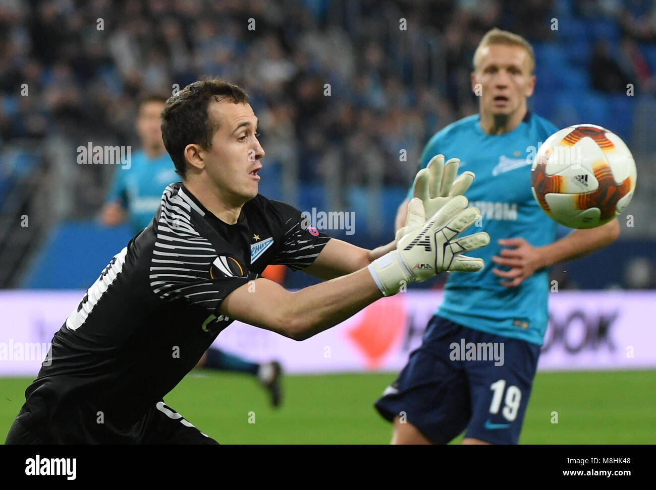 15 mars 2018, la Russie, Saint-Pétersbourg : Football, Europa League, FC Zenit Saint-Pétersbourg vs RB Leipzig, ronde de 16, le retour de la jambe. Gardien de Saint-pétersbourg Andrey Lunev (l) en action. Photo : Hendrik Schmidt/dpa-Zentralbild/dpa Banque D'Images