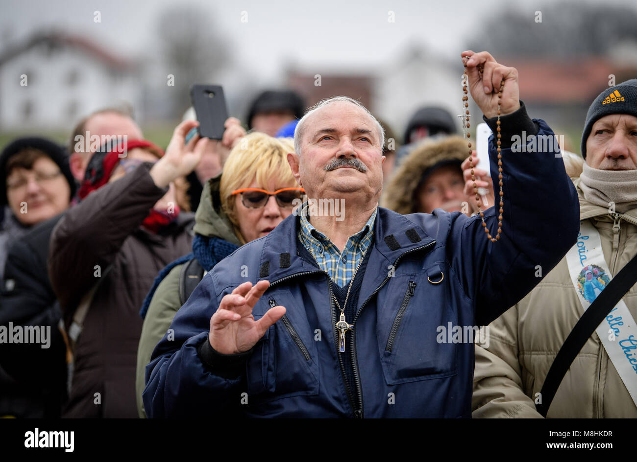 17 mars 2018, l'Allemagne, l'Unterflossing : auto-nommé seer, Salvatore Caputa, de l'Italie à la recherche vers le ciel au cours de l'apparente de l'apparence la Vierge Marie à la chapelle Saint Laurent. De nombreux adeptes de l'auto-nommé seer ont voyagé dans Unterflossing pour l'apparition de la Vierge Marie. Son apparence devrait se faire par le parfum des roses. Photo : Matthias Balk/dpa Banque D'Images