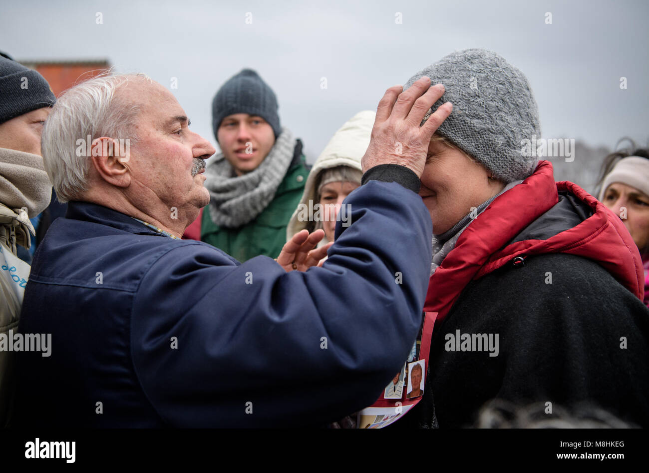 17 mars 2018, l'Allemagne, l'Unterflossing : auto-nommé seer, Salvatore Caputa (L), bénissant ses partisans après l'apparente de l'apparence la Vierge Marie à la chapelle Saint Laurent. De nombreux adeptes de l'auto-nommé seer ont voyagé dans Unterflossing pour l'apparition de la Vierge Marie. Son apparence devrait se faire par le parfum des roses. Photo : Matthias Balk/dpa Banque D'Images