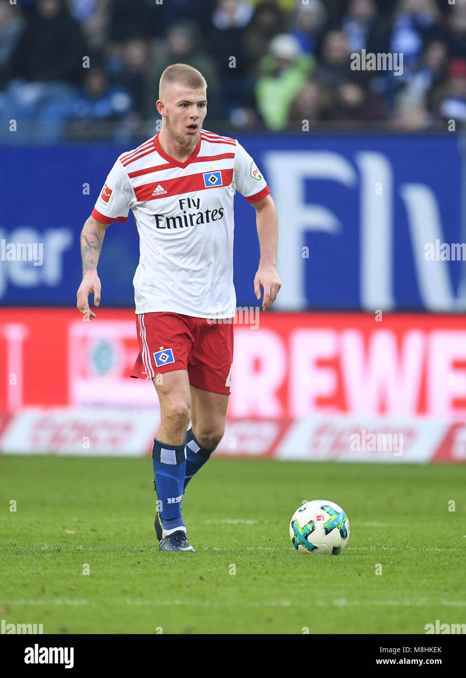 17 mars 2018, l'Allemagne, Hambourg : Football Bundesliga, Hambourg SV vs Hertha BSC au Volksparkstadion. Hambourg, Rick van Drongelen en action. Photo : Daniel Reinhardt/DPA - WICHTIGER HINWEIS : Une Akkreditierungsbestimmungen der DFL ist die Publikation und im Weiterverwertung dans Internet und Online-Medien während des Spiels auf insgesamt fünfzehn Bilder pro Spiel. un nombre restreint Banque D'Images