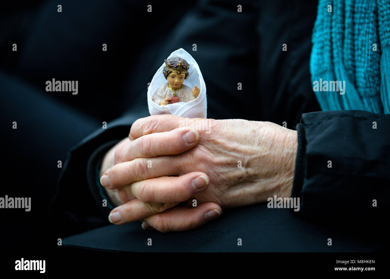 17 mars 2018, l'Allemagne, l'Unterflossing : une femme tenant une figure chrétienne au cours de l'apparente de l'apparence la Vierge Marie à la chapelle Saint Laurent. De nombreux adeptes de l'auto-nommé seer ont voyagé dans Unterflossing pour l'apparition de la Vierge Marie. Son apparence devrait se faire par le parfum des roses. Photo : Matthias Balk/dpa Banque D'Images