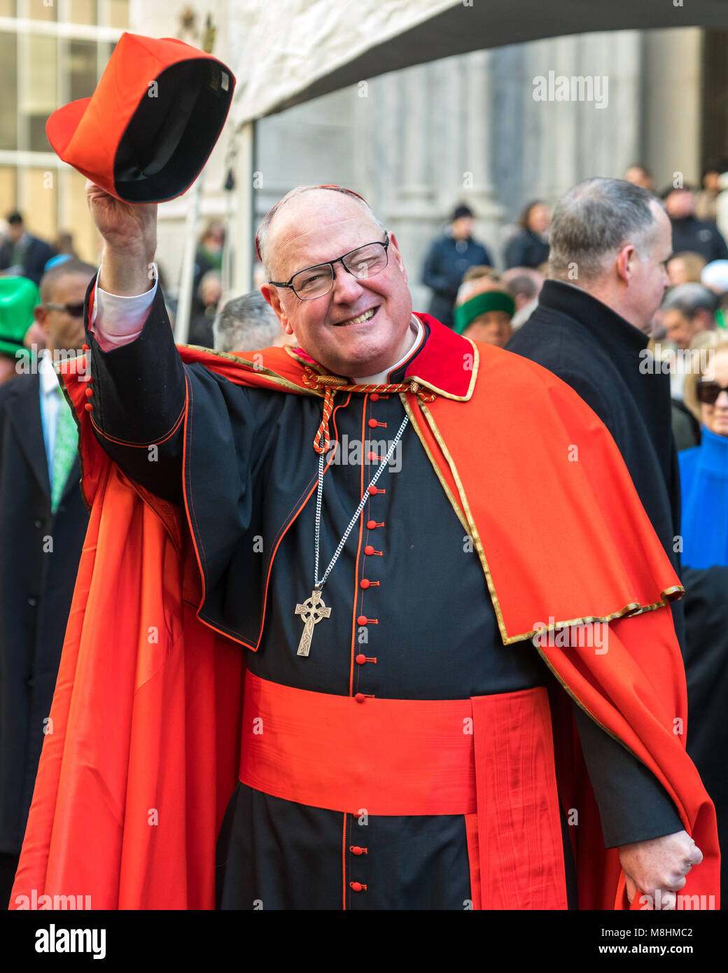 New York, États-Unis, 17 mars 2018. Le Cardinal Archevêque de New York Timothy Dolan vagues pour les participants en face de la cathédrale St Patrick lors de la traditionnelle parade de la Saint Patrick. Photo par Enrique Shore/Alamy Live News Banque D'Images