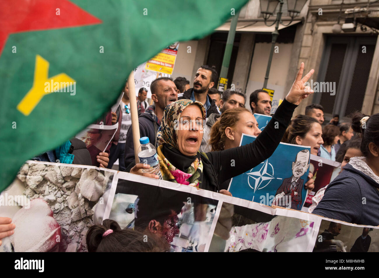 Tenir des pancartes illustrant les kurdes atrocités dans takingplace Afrin et crier des slogans contre Poutine et Erdogan. Anti-raciste, de gauche et les organisations des droits de l'organisé un rassemblement à l'occasion de la semaine d'action européenne contre le racisme et la Journée internationale pour l'élimination de la discrimination raciale pour manifester contre le racisme, le fascisme et les politiques migratoire de l'UE. © Nikolas Georgiou / Alamy Live News Banque D'Images