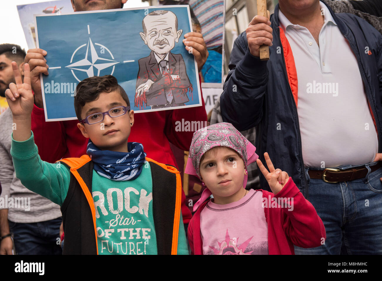 Tenir des pancartes illustrant les kurdes atrocités dans takingplace Afrin et crier des slogans contre Poutine et Erdogan. Anti-raciste, de gauche et les organisations des droits de l'organisé un rassemblement à l'occasion de la semaine d'action européenne contre le racisme et la Journée internationale pour l'élimination de la discrimination raciale pour manifester contre le racisme, le fascisme et les politiques migratoire de l'UE. © Nikolas Georgiou / Alamy Live News Banque D'Images