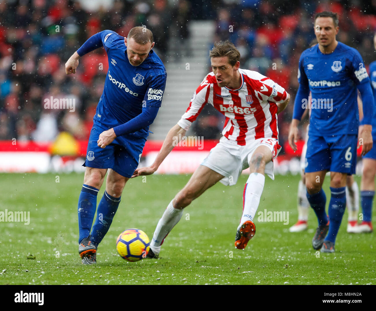 Wayne Rooney de Everton et Peter Crouch de Stoke City lors de la Premier League match entre Stoke City et Everton à Bet365 Stadium le 17 mars 2018 à Stoke-on-Trent, en Angleterre. (Photo de Daniel Chesterton/phcimages.com) Banque D'Images