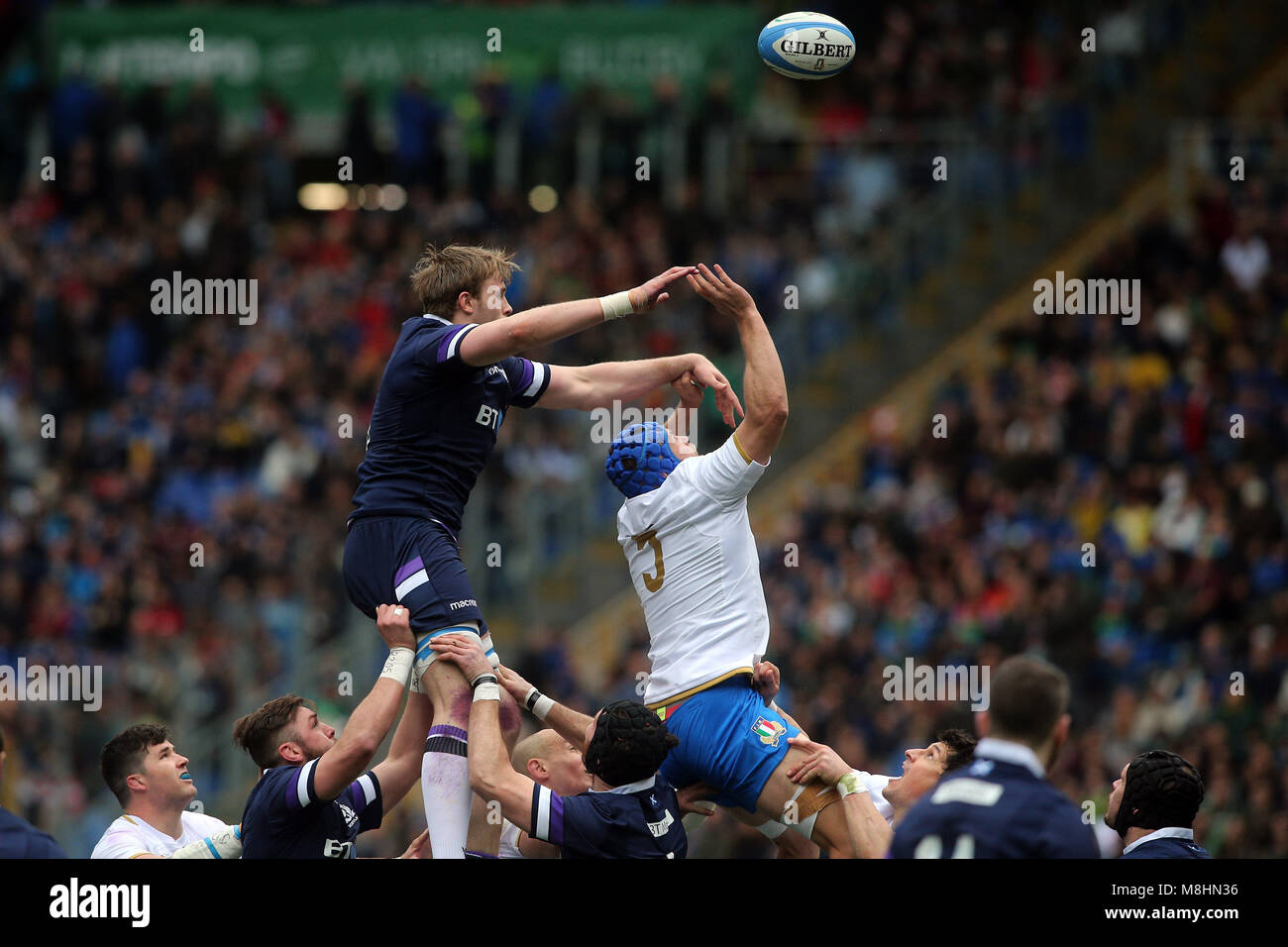 Rome, Italie. 17Th Mar, 2018. Stadio Olimpico, Rome, Italie. Tournoi des Six Nations 2018. L'Italie contre l'Ecosse. Dean Budd et Huw Jones en action pendant le match Italie contre l'Ecosse au Stadio Olimpico à Rome. Agence Photo crédit : indépendante/Alamy Live News Banque D'Images