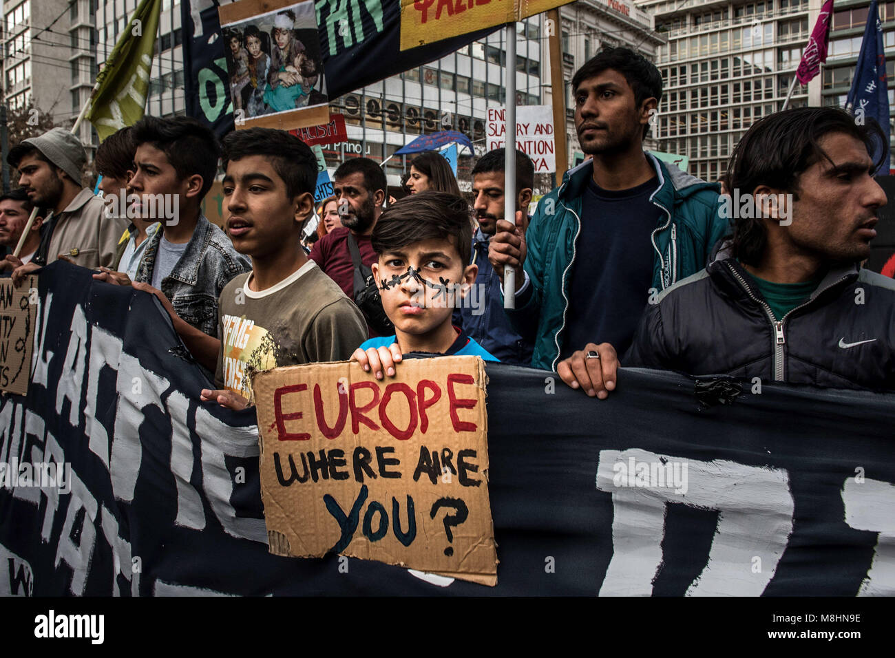 17 mars 2018 - Les citoyens et les réfugiés se rassemblent sur la place Omonia à Athènes pour assister à un anti-racisme, anti-fascisme, et pro-réfugiés rally. Au cours du mois de mars, les manifestants ont appelé à l'ouverture de frontières de l'Europe, et que les réfugiés soient autorisés à se déplacer librement d'îles grecques de Grèce continentale et à l'Europe. Ils ont également appelé à la simplification et un raccourcissement de la procédure d'asile, et a protesté contre l'UE concerne la Turquie et migrants Libye Crédit : Anna Mirabella Eclano/ImagesLive/ZUMA/Alamy Fil Live News Banque D'Images
